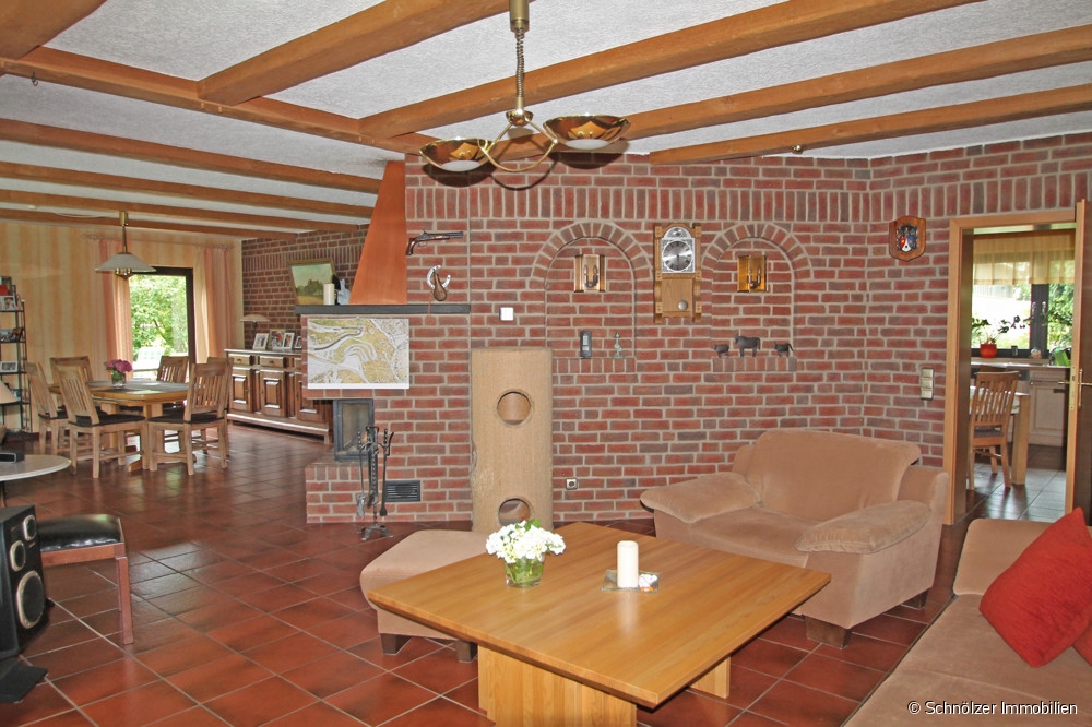 Wohnzimmer mit Blick in das Esszimmer und Zugang zur Küche