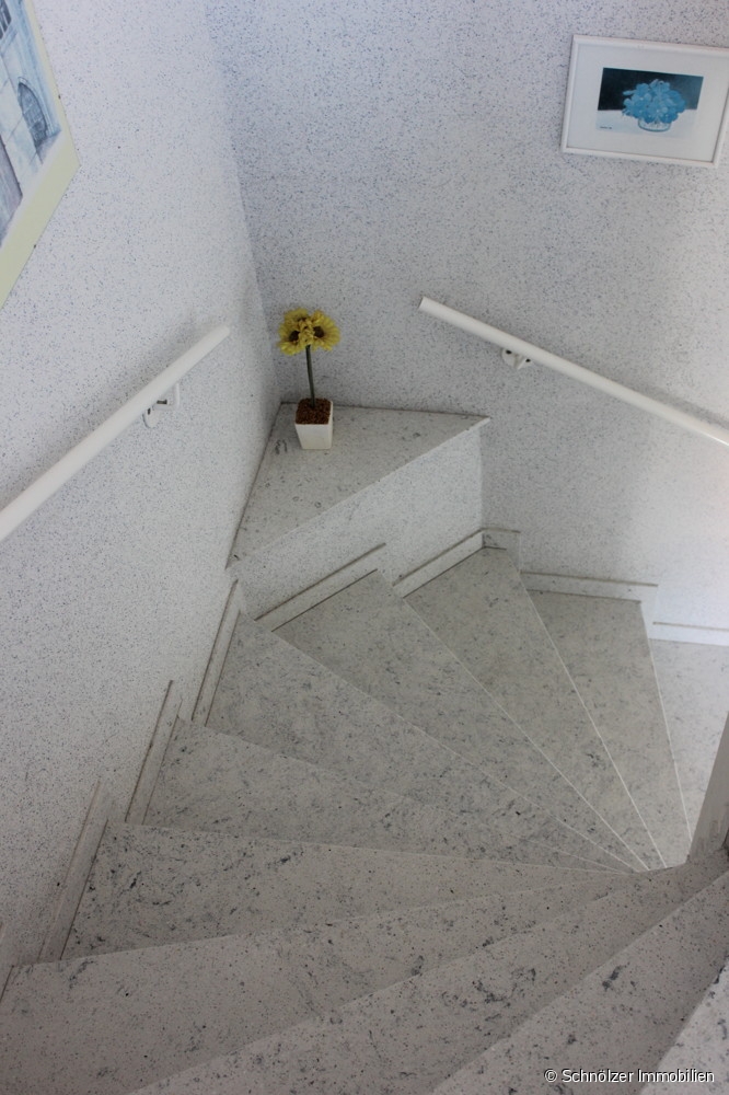 geräumiges Treppenhaus