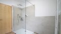 mit großer Dusche