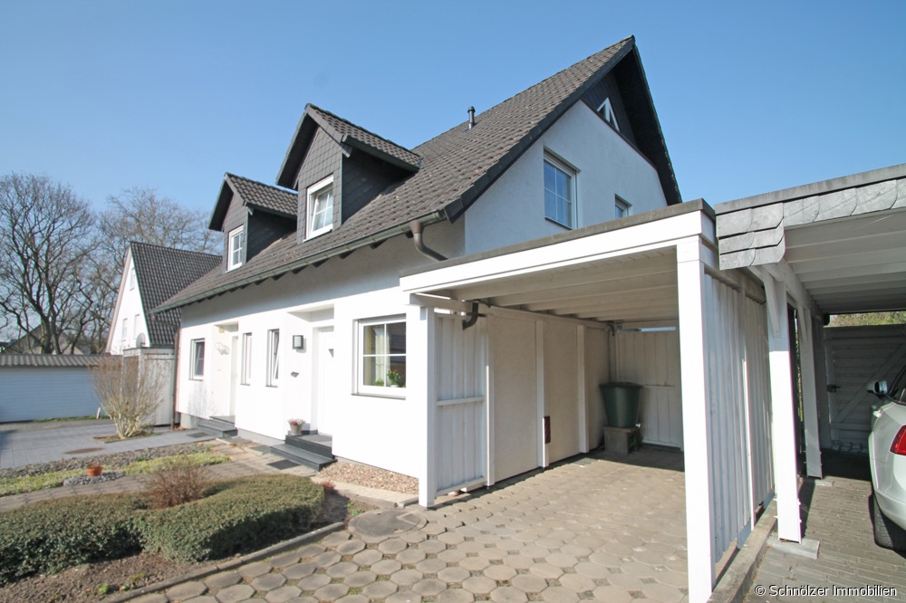 seitliche Ansicht mit Carport