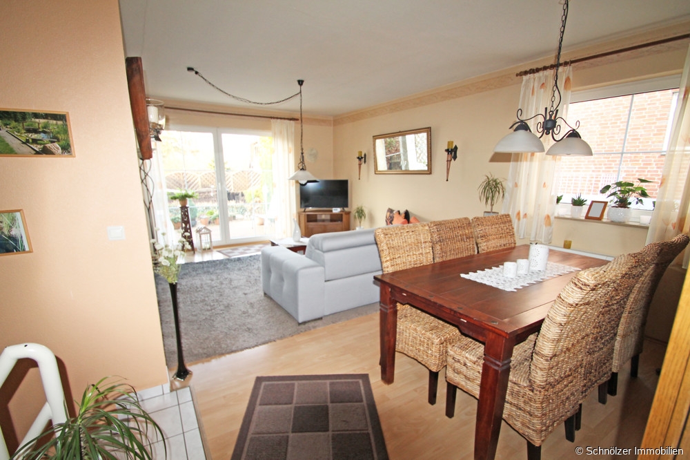 mit Blick ins Wohnzimmer