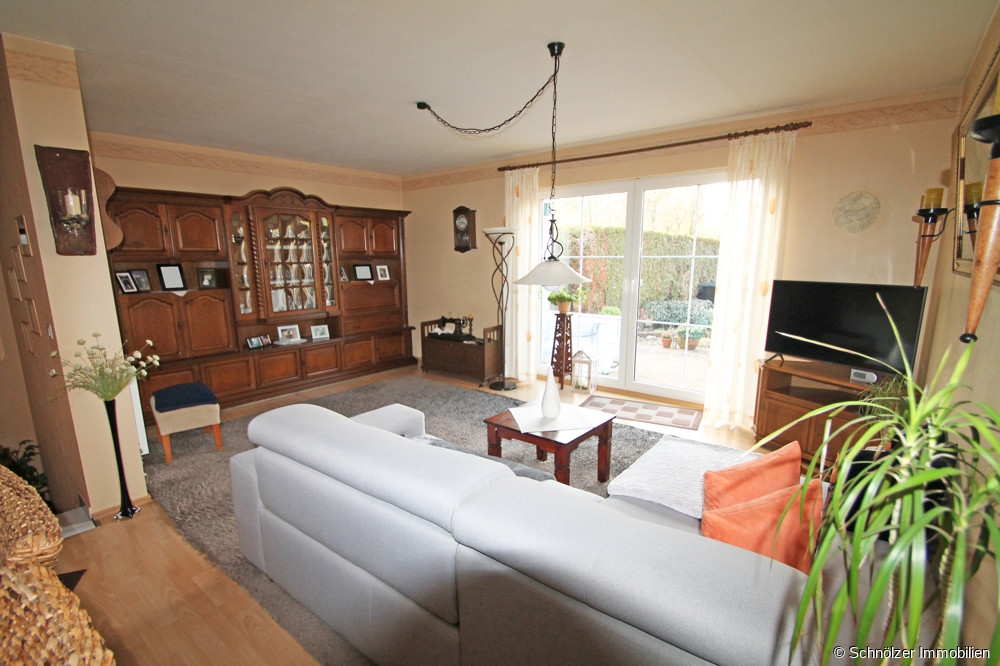 Wohnzimmer mit Zugang zur Terrasse