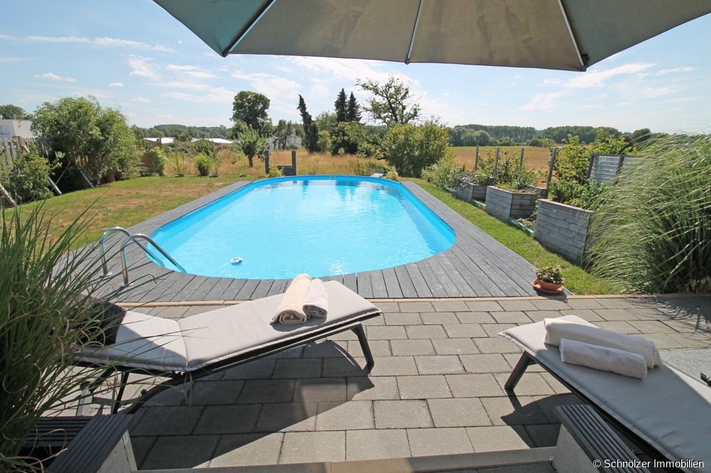 Garten mit Pool und Weitsicht
