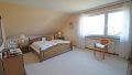großzügiges Schlafzimmer