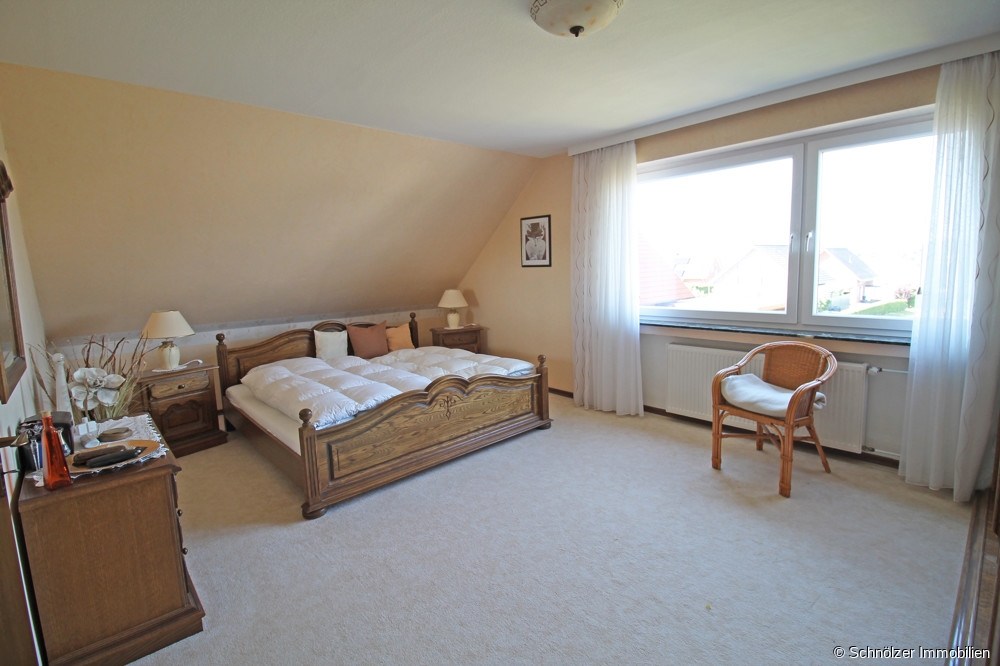 großzügiges Schlafzimmer