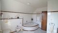 mit moderner Eckbadewanne