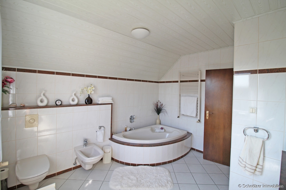 mit moderner Eckbadewanne