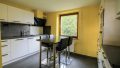 Küche mit integrierter Einbauküche und Sitzecke