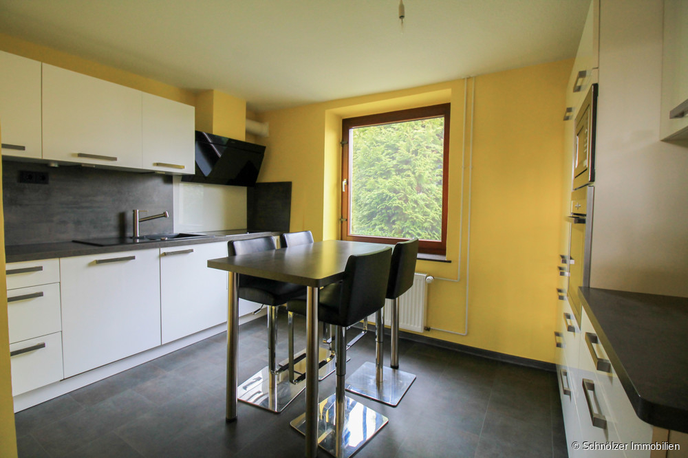 Küche mit integrierter Einbauküche und Sitzecke