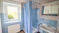 2. Badezimmer mit Badewanne und Dusche EG