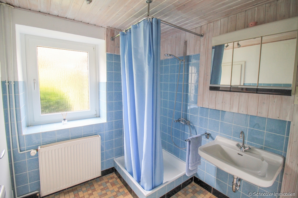 2. Badezimmer mit Badewanne und Dusche EG
