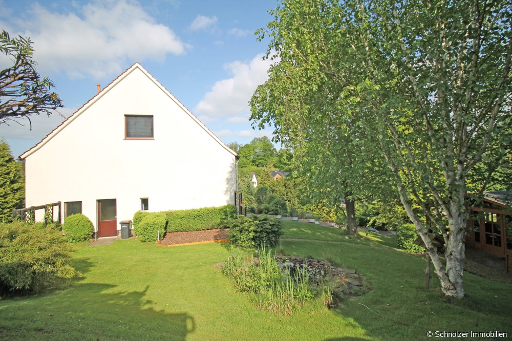 mit 2 Gartenhäusern