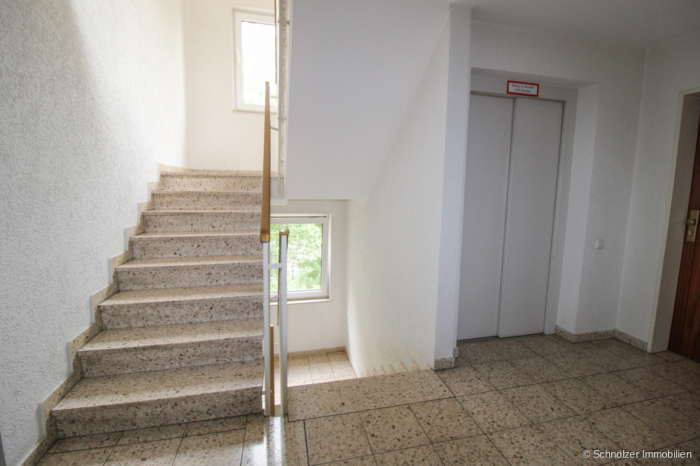 Treppenhaus inkl. Fahrstuhl