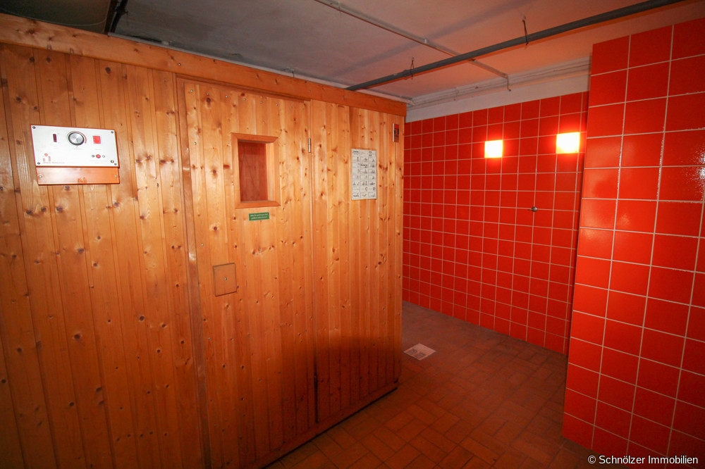und Sauna- und Duschbereich
