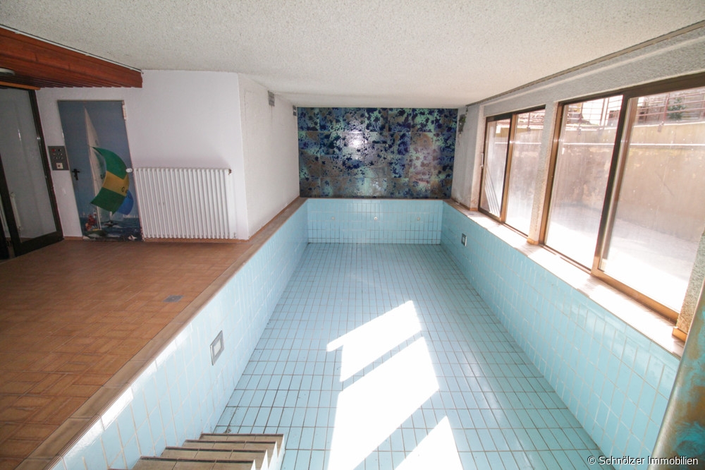 Schwimmbecken