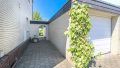 Seiteneingang und Garage