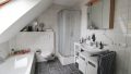 mit Dusche und Badewanne