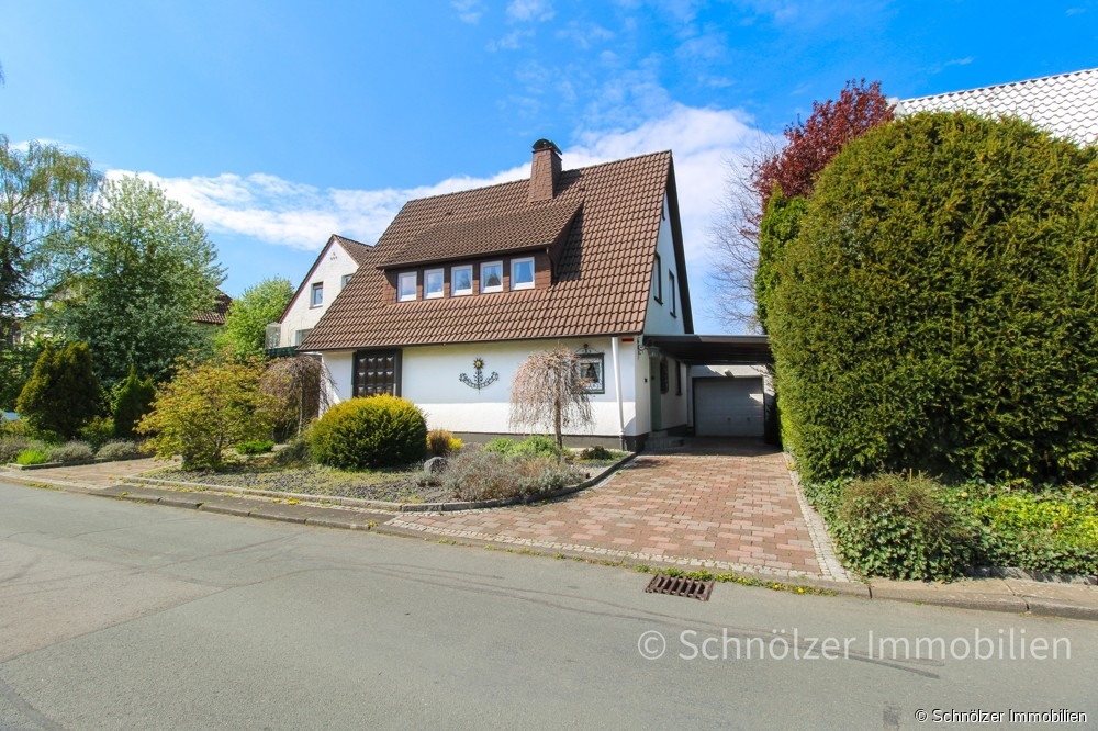 vordere Hausansicht mit Garage und Überdachung