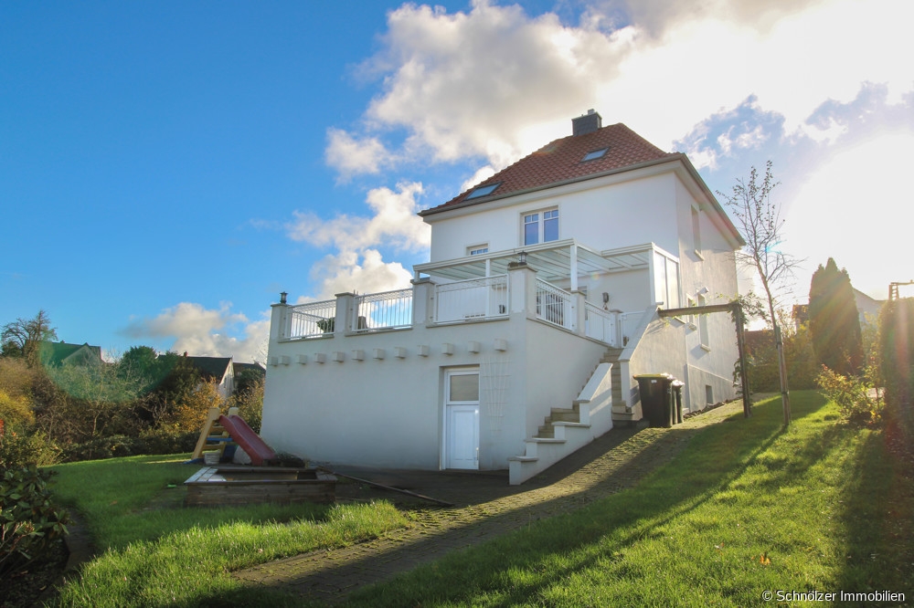 hintere Ansicht mit großer Terrasse