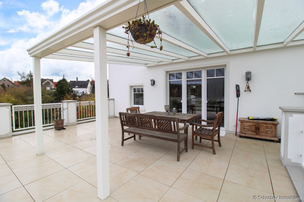teilüberdachte Terrasse