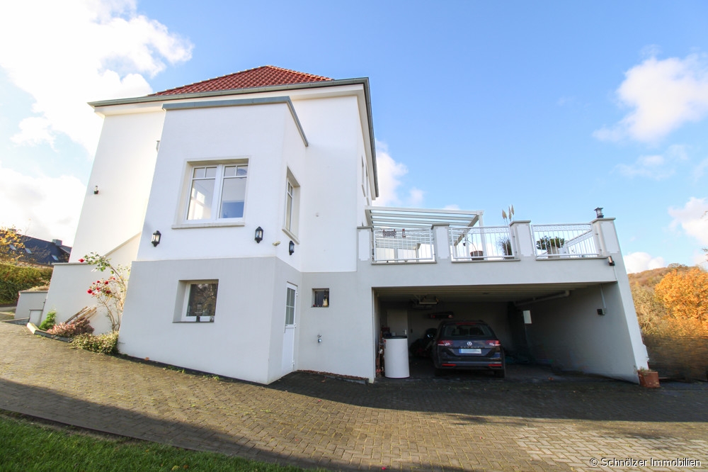 seitliche Ansicht mit Doppelcarport
