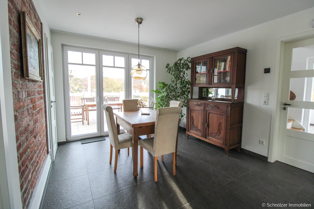 Essbereich mit Zugang zur Terrasse