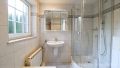 mit Dusche und Badwanne
