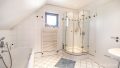 mit Dusche und Badewanne