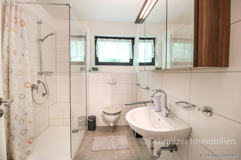 Badezimmer mit Dusche OG
