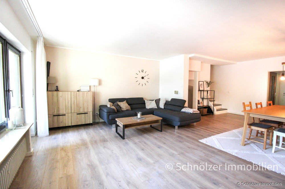 Wohnzimmer mit Zugang zur vorderen Terrasse