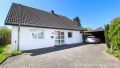 Vordere Hausansicht mit Carport