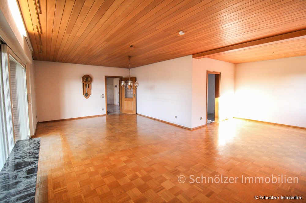 Wohnzimmer OG aktuell mit Zugang zum verglasten Balkon