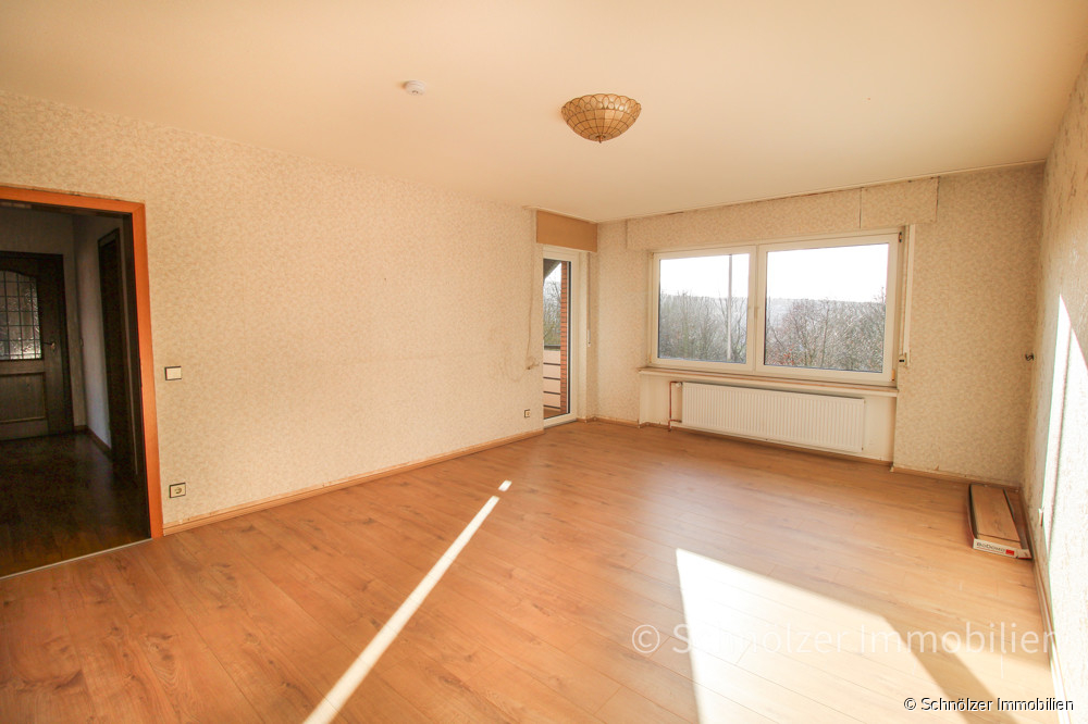 Schlafzimmer mit Zugang zum Balkon OG aktuell