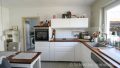 helle Küche mit neuer Einbauküche