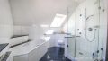 Badezimmer OG mit Badewanne und Dusche