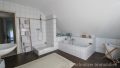 mit Dusche und Badewanne