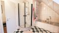 mit Dusche und Badewanne