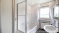 Badezimmer mit Dusche und Badewanne EG