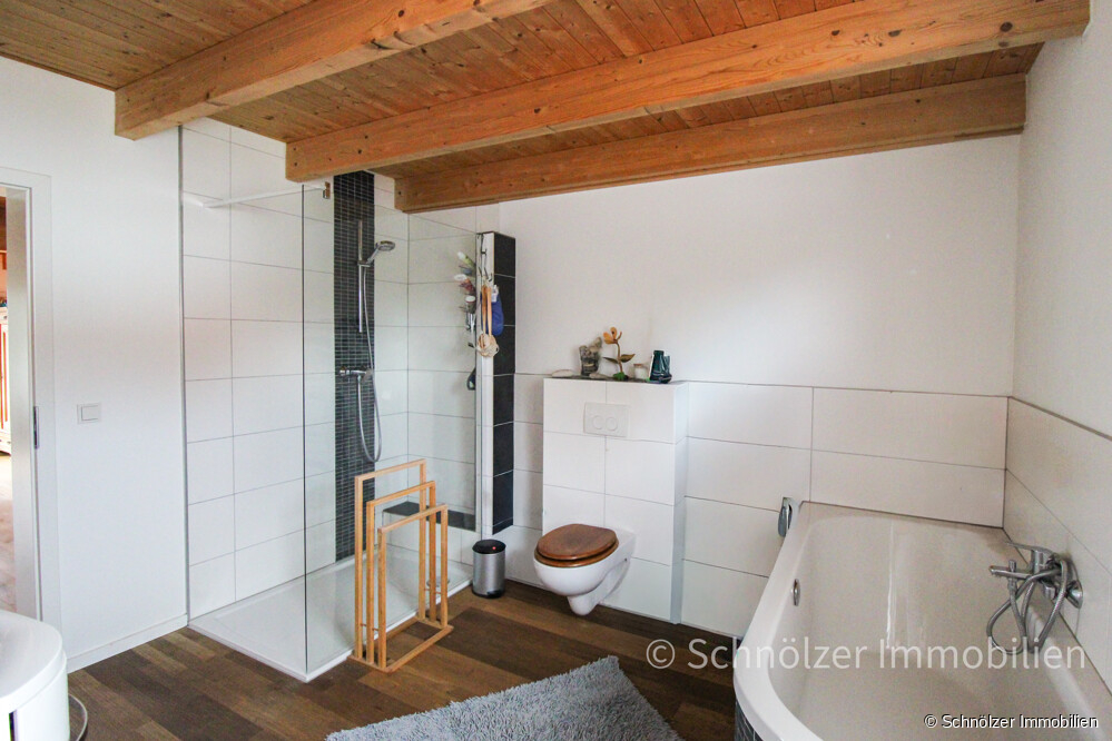 mit Badewanne und Dusche