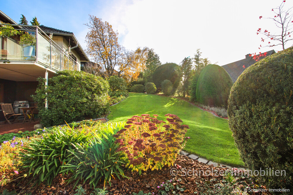 mit schöner Bepflanzung