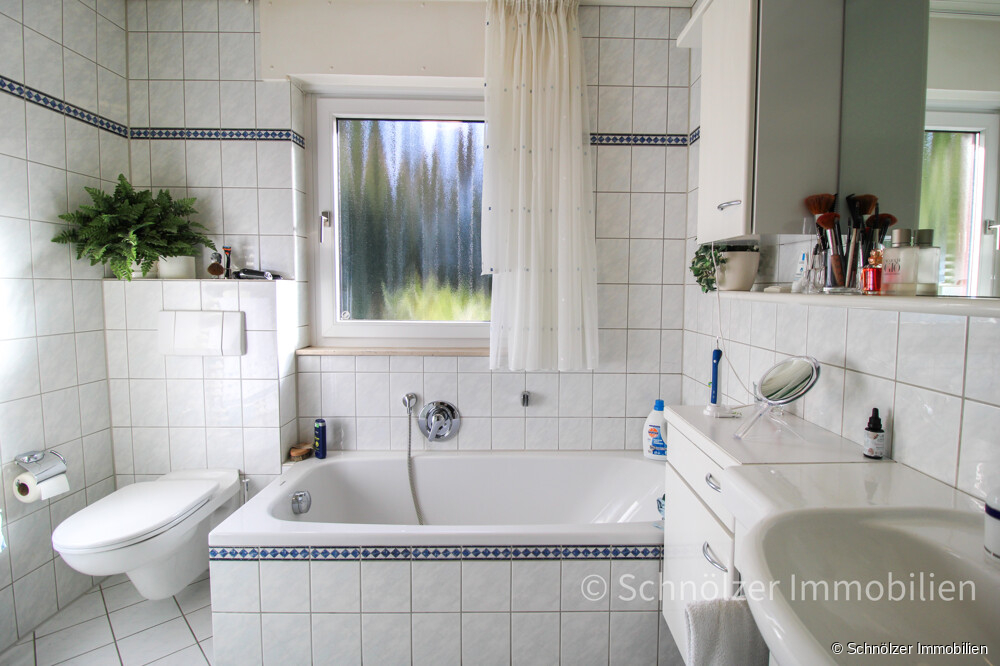 Tageslichtbad mit Badewanne