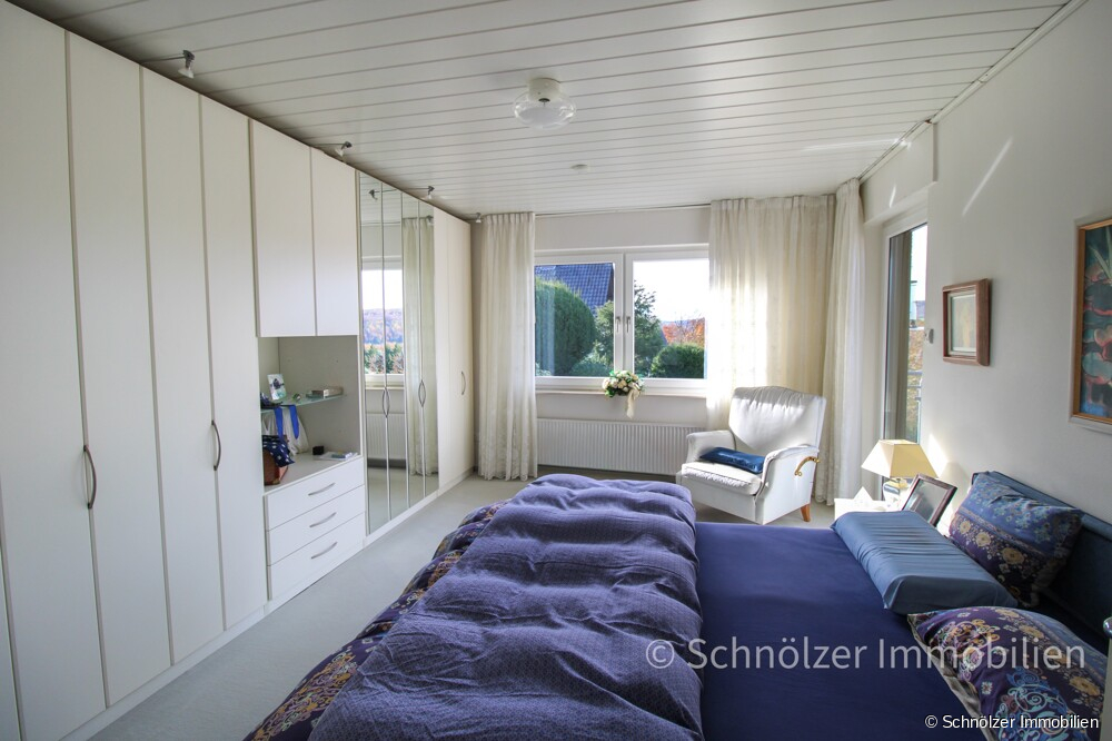 Schlafzimmer 1 EG mit Zugang zum Balkon