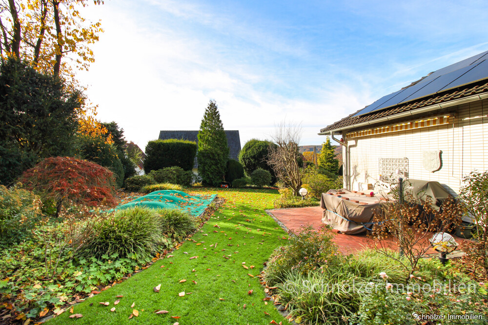 hinterer Garten mit Sonnenterrasse und Teich