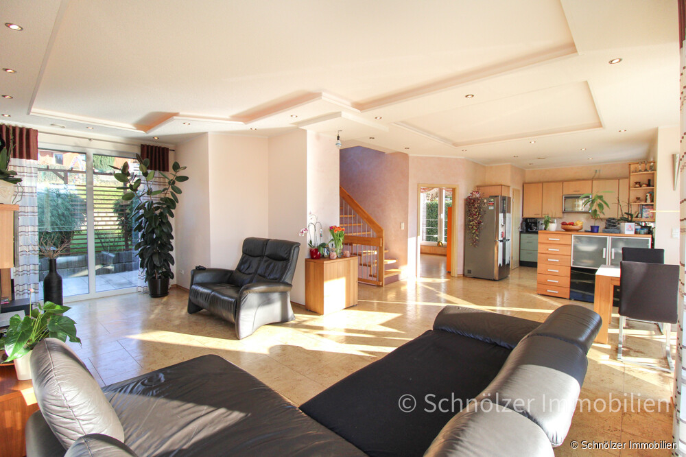 sehr geräumig und hell und ebenfalls mit Zugang zur Terrasse