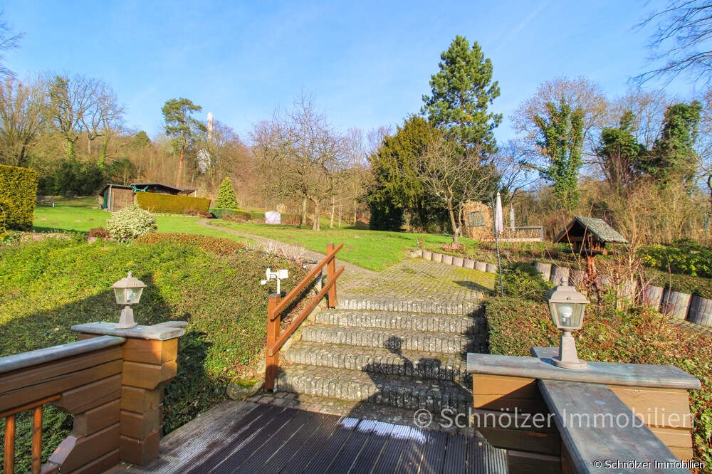 mit Zugang in den Garten