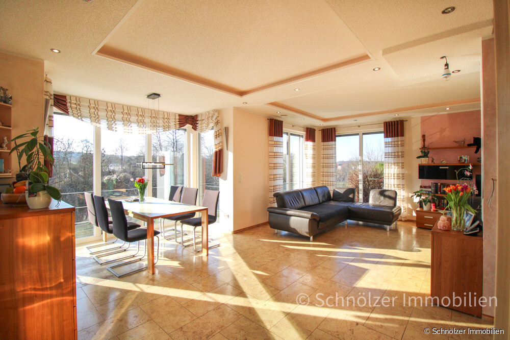 lichtdurchfluteter Wohn-Essbereich