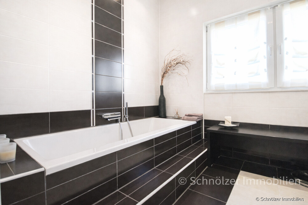mit stilvoller Badewanne