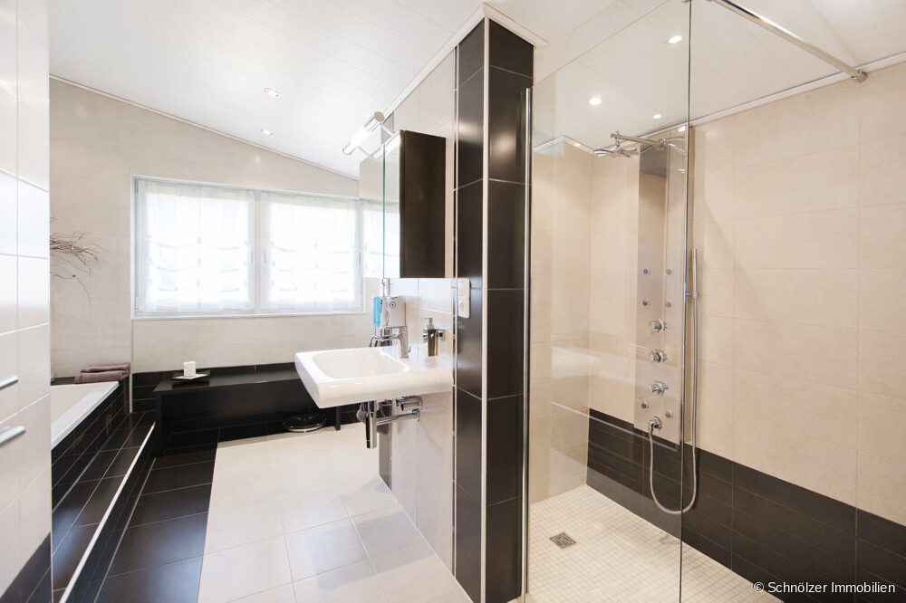 geräumiges Badezimmer OG