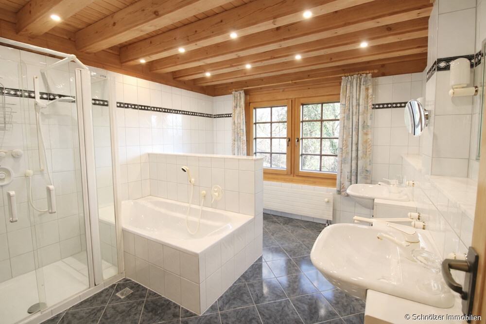 geräumiges Badezimmer mit Dusche und Badewanne EG