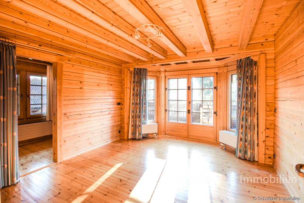 Schlafzimmer mit Balkon und angrenzendem Ankleidebereich EG